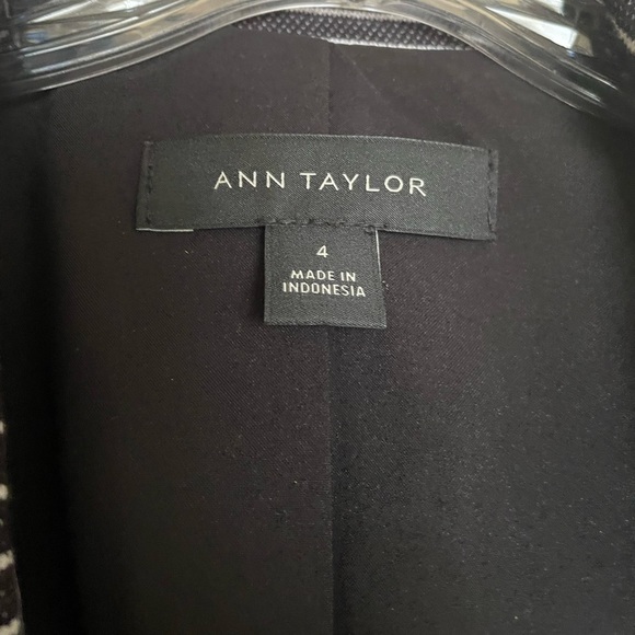 Never worn Ann Taylor size 4 blazer with pearl buttons - Picture 2 of 6